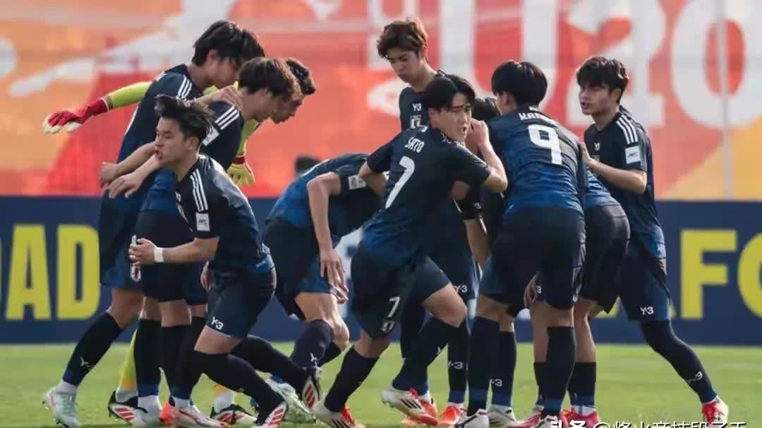 东京国际队员奋力应对足球锦标赛