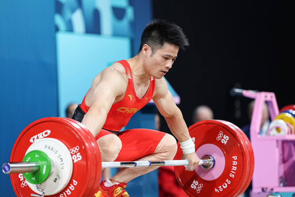 开云体育在线-举重比赛激情澎湃，中国选手夺魁