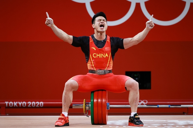 举重比赛激情澎湃，中国选手夺魁
