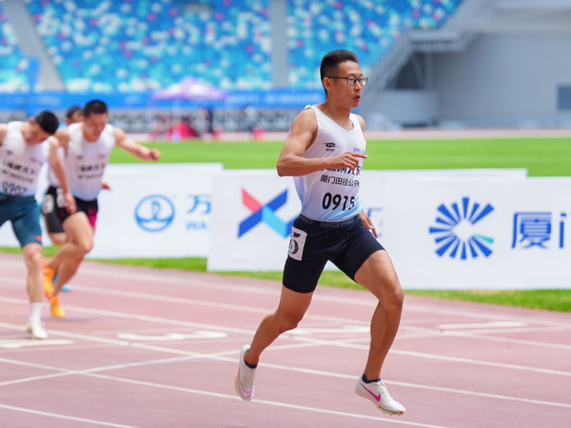 包含球员备战速度测试比赛，迎接高强度挑战的词条