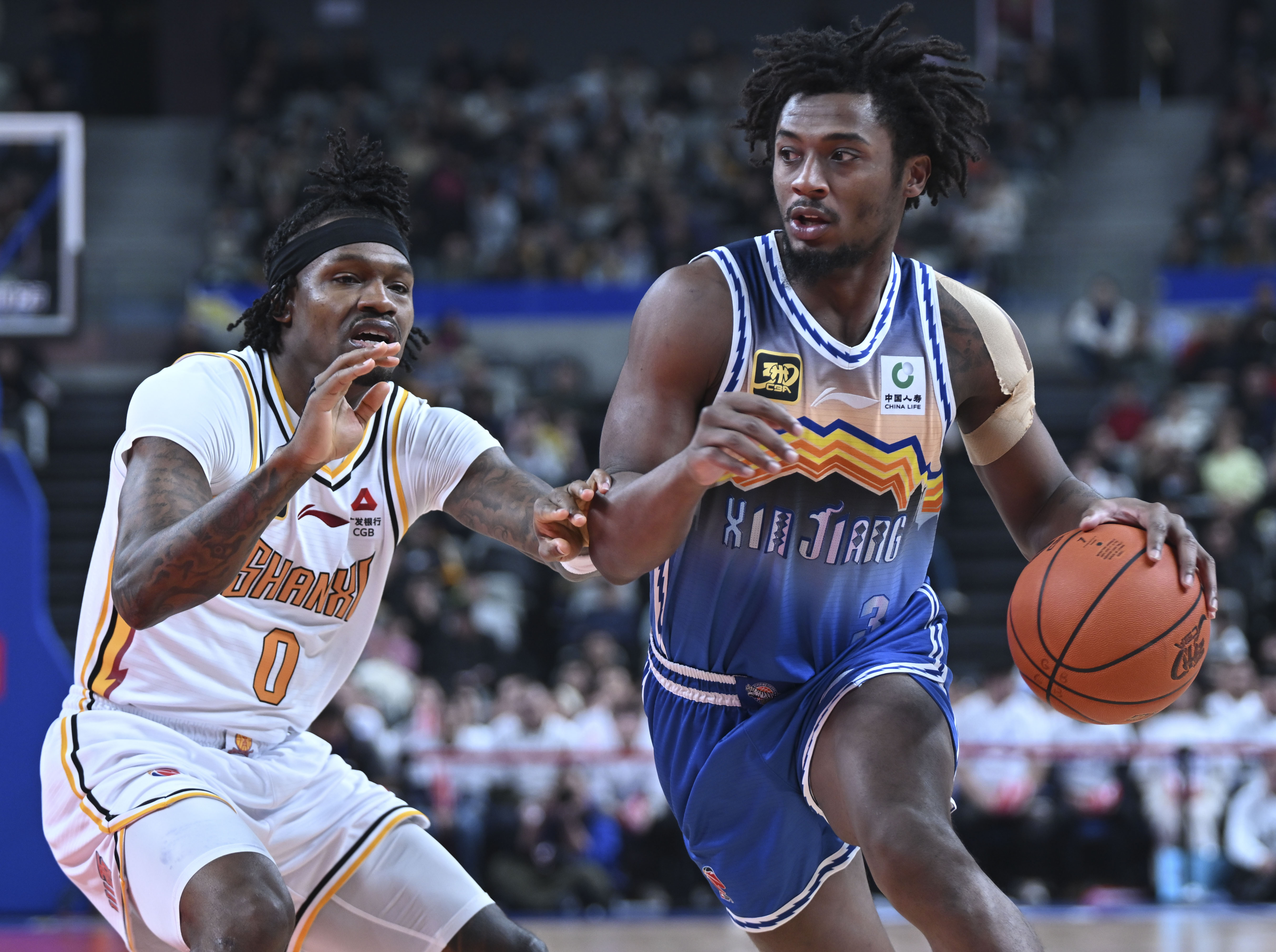 关于赛场硝烟弥漫，球员展开激烈对决的信息