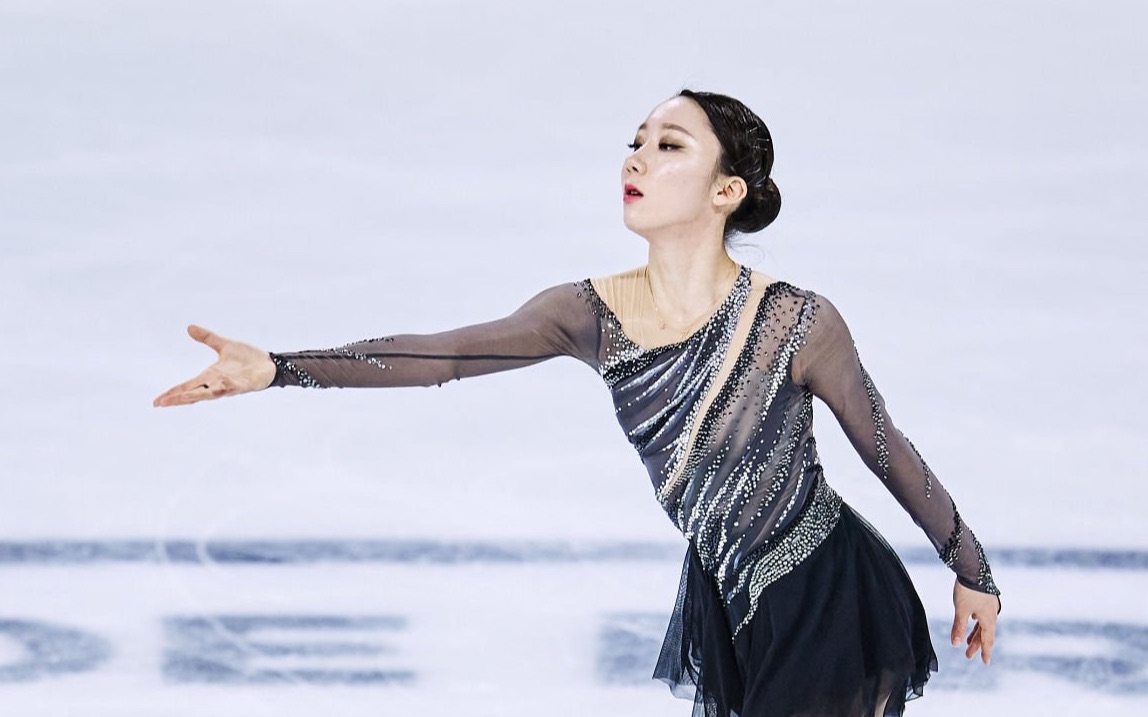 开云体育中国-法国花样滑冰选手冰上飞翔，尽得风流