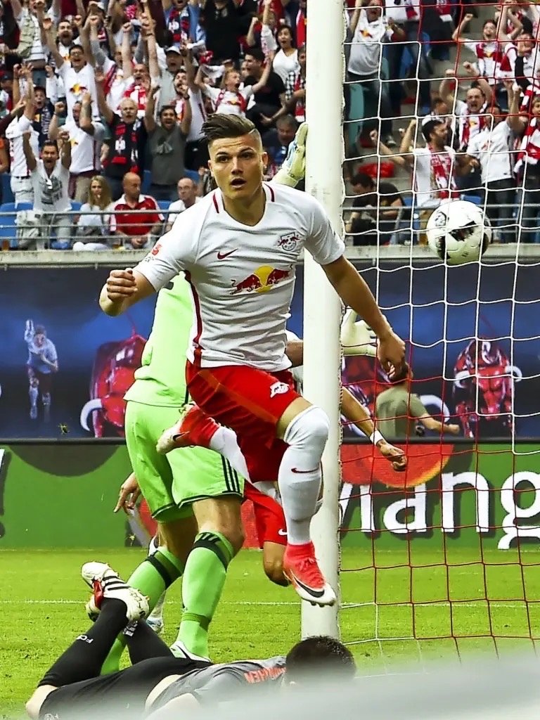 莱比锡红牛队中场组织失误，导致失球的简单介绍