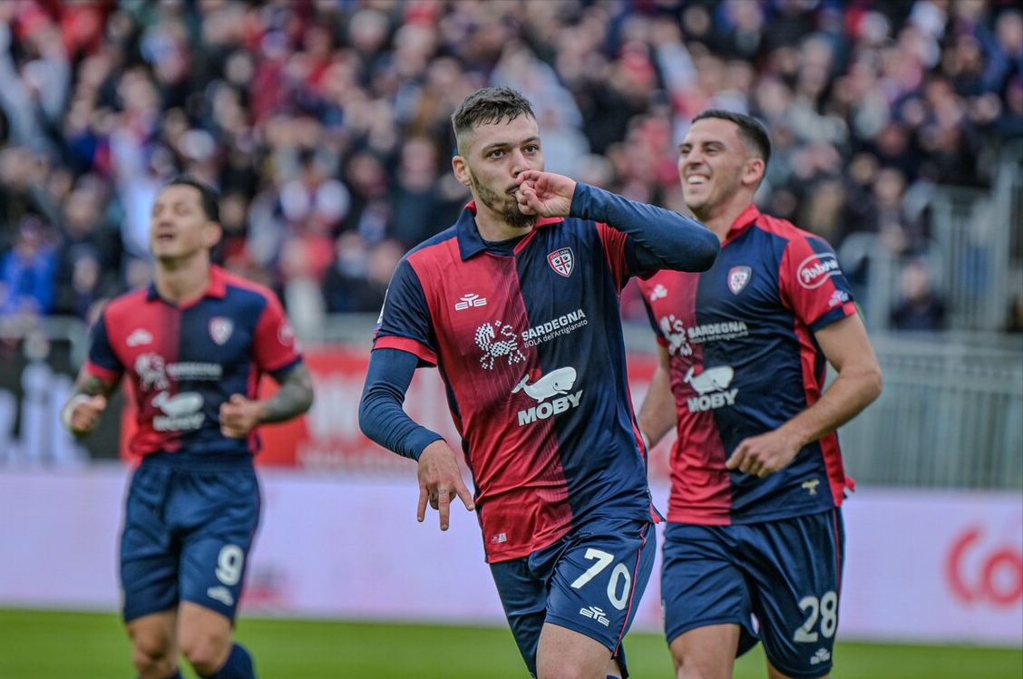 包含桑普多利亚大胜卡利亚里，继续保持不败的词条