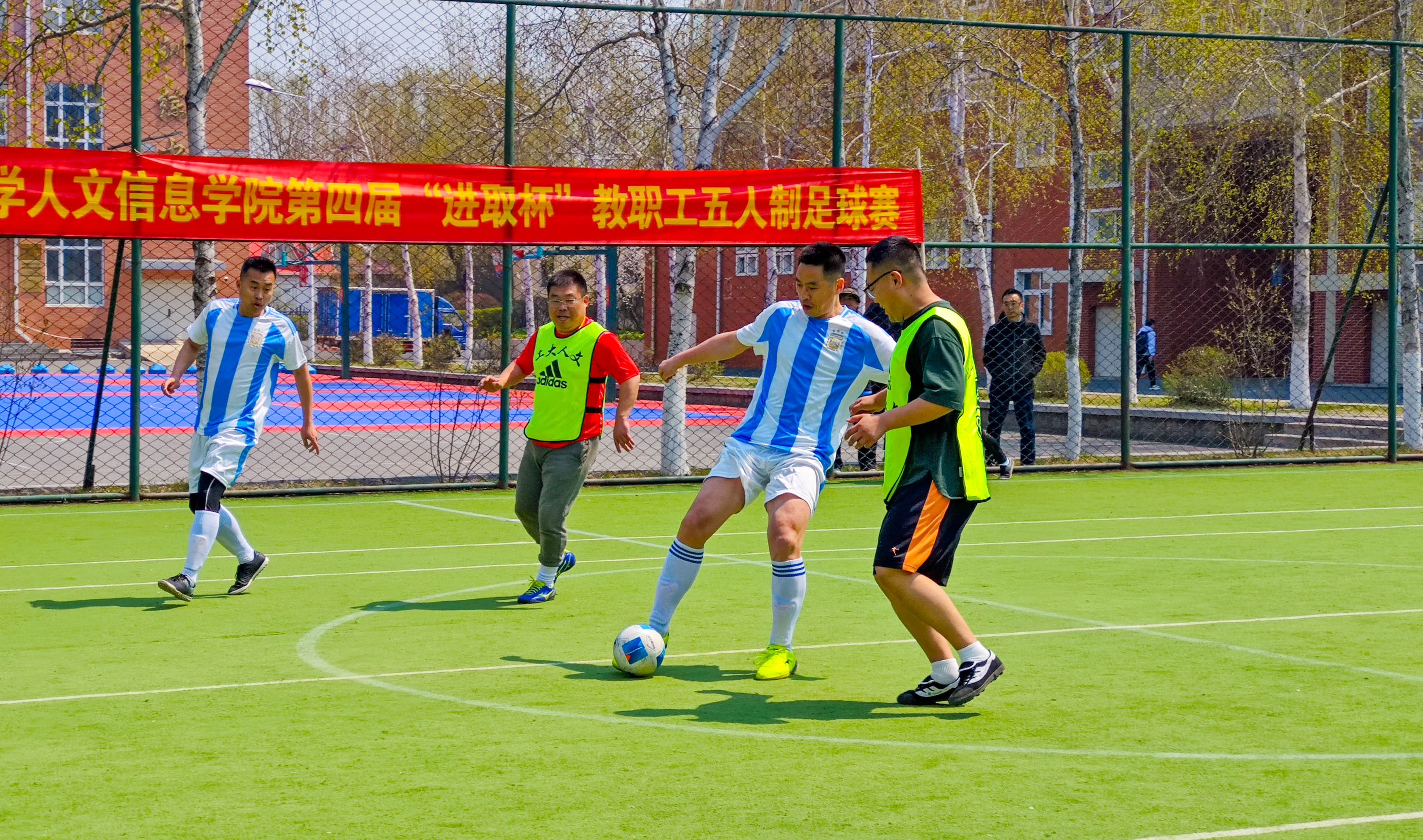 包含多项赛事连番开战，足球激情燃烧不退的词条