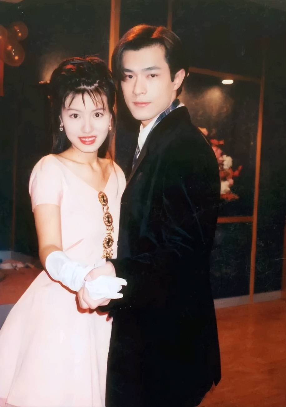 开云体育登录-足球明星恋情曝光，绯闻缠身不断