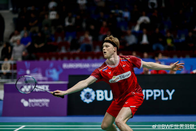 羽毛球团体赛中丹麦队夺冠