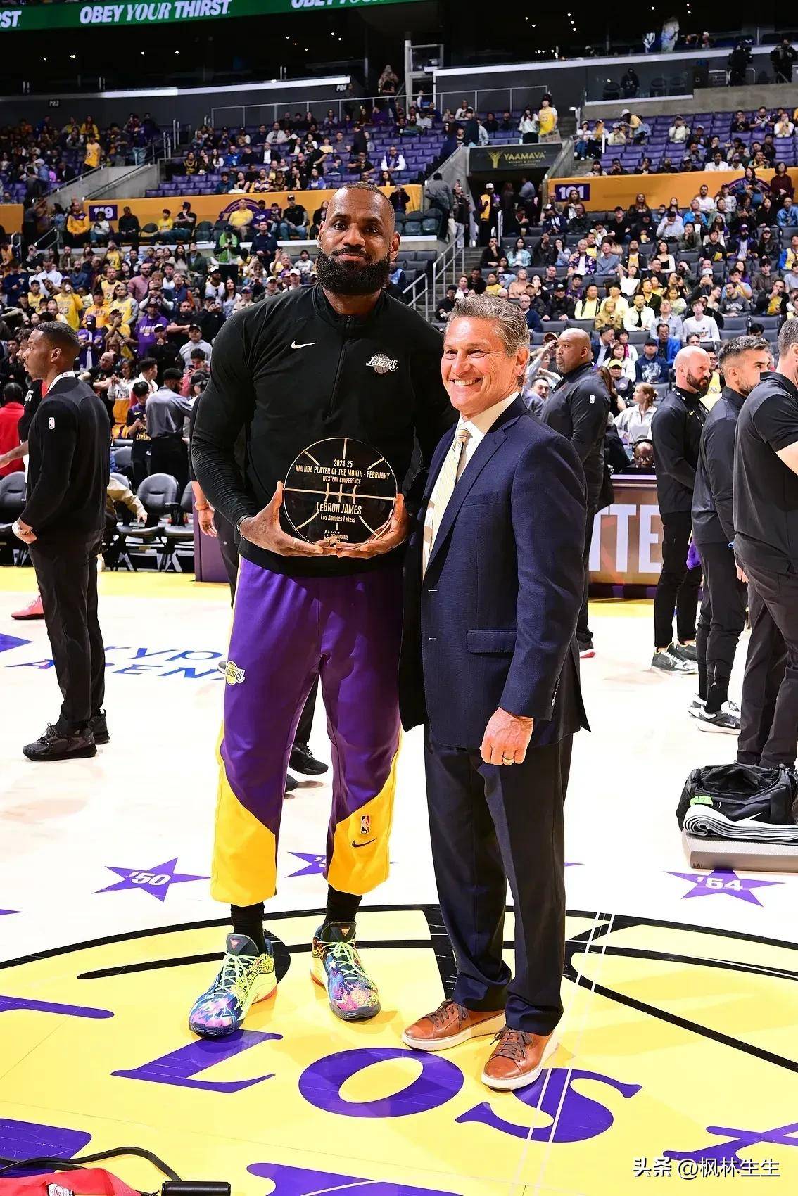 包含詹皇领跑领袖投票，成为最佳球员候选人的词条