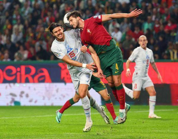 关于冰岛队士气高涨，欧预赛比赛前途一片光明的信息