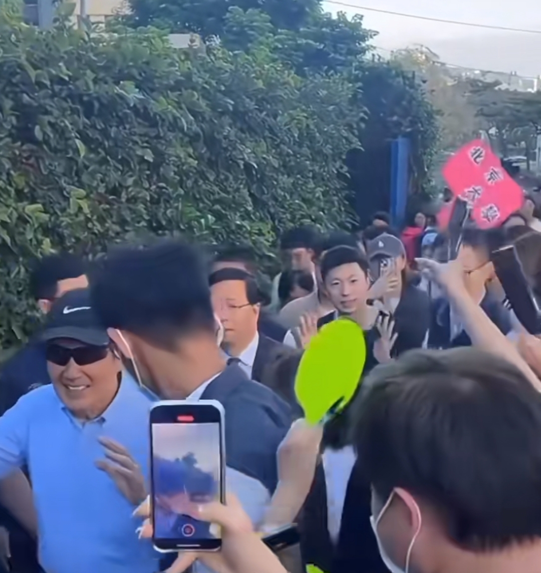 包含超级明星的精彩演出让球迷为之疯狂的词条