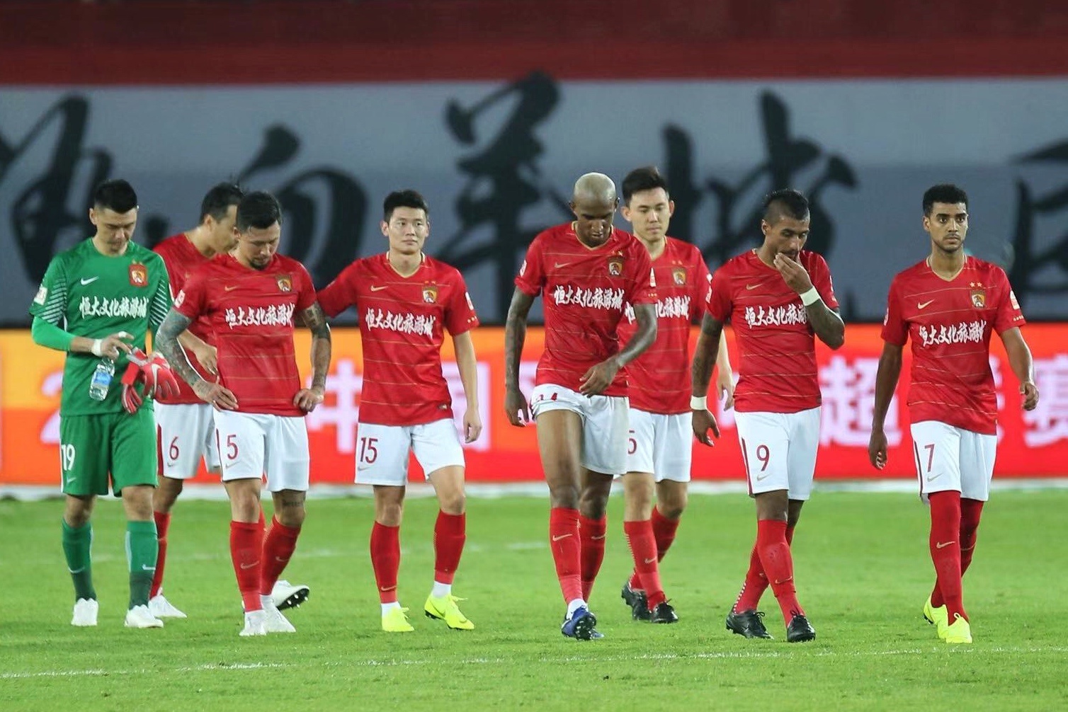 上港战平广州恒大，硬仗结束！