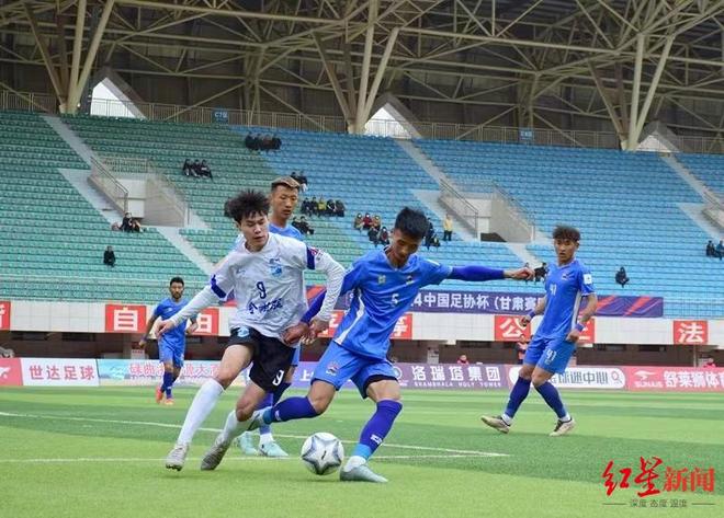 开云体育官网-足球球员们展现技艺，力求为球队争取胜利