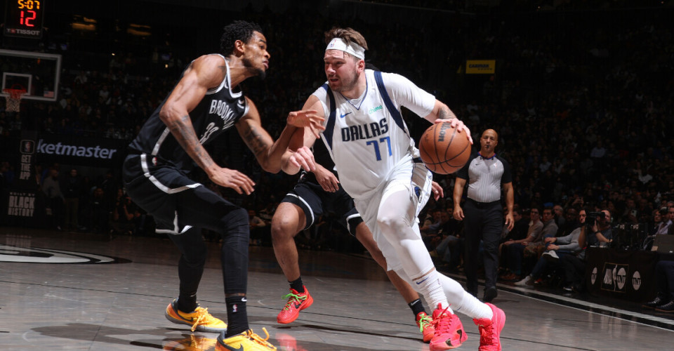 包含篮网B队逆转独行侠，东契奇惊艳世界的词条